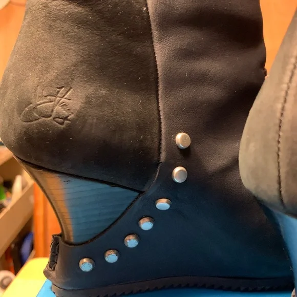 John Fluevog Black Conquer Maleika Studded Wedge Ankle Boots - Picture 5 of 7